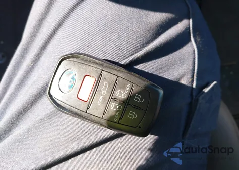 2025 Toyota Sienna Xle z USA, uszkodzony, nr VIN 5TDJRKEC0SS258723